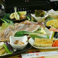 うなぎの干物の白焼きでご賞味頂けます。１卓1匹のヤリイカの干物を卓上コンロでお客様自身で焼いてご賞味いただけます。その他ふぐの干物、穴子の干物、ししゃもの干物を活用した飲み放題を付けたコース