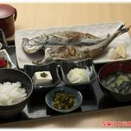 大鯵をまるごと開きにした定食です。
Ａ定食はご飯、お味噌汁、オニオンサラダ、漬物、お好きな小鉢を１つ選んで頂きます。ご飯とお味噌汁はおかわり自由です。