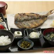 人気の縞ほっけをまるごと開きにした定食です。
Ａ定食はご飯、お味噌汁、オニオンサラダ、漬物、お好きな小鉢を１つ選んで頂きます。ご飯とお味噌汁はおかわり自由です。