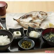天然の真鯛をまるごと開きにした定食です。
Ａ定食はご飯、お味噌汁、オニオンサラダ、漬物、お好きな小鉢を１つ選んで頂きます。ご飯とお味噌汁はおかわり自由です。