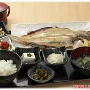 「カレイのひもの？」と言われる商品です。
カレイをまるごと開きにした定食です。
Ａ定食はご飯、お味噌汁、オニオンサラダ、漬物、お好きな小鉢を１つ選んで頂きます。ご飯とお味噌汁はおかわり自由です。