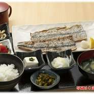 「太刀魚のひもの？」と言われる商品です。
太刀魚をまるごと開きにした定食です。
Ａ定食はご飯、お味噌汁、オニオンサラダ、漬物、お好きな小鉢を１つ選んで頂きます。ご飯とお味噌汁はおかわり自由です。