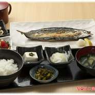秋刀魚をまるごと開きにした定食です。
Ａ定食はご飯、お味噌汁、オニオンサラダ、漬物、お好きな小鉢を１つ選んで頂きます。ご飯とお味噌汁はおかわり自由です。