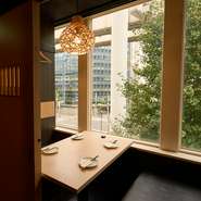 個室のみなので、穏やかで静かな空間が広がります。二人だけでゆったり過ごせて、他人の干渉を気にする必要がないことがうれしい。落ち着いた雰囲気がくつろぎを生みだします。