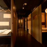 各個室の暖色系の照明が穏やかな光を放ち、ブラウンベースの色調が落ち着きを与えてくれます。プライベートが守られる個室でリラックスすれば、特別な時間が過ごせそうです。