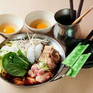 寒い季節は身体を芯から温めてくれる一品が恋しくなりますよね。食材の旨みが染み込んだスープの優しい味わいに、ホッと一息。『水炊き鍋』『鶏すき鍋』『もつ鍋』と、豊富な鍋料理が揃っています。