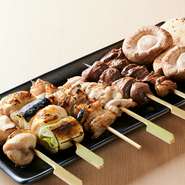 新鮮で質の良い食材を仕入れることを大切にしています。素材の味を損なわないように、食べやすさや全体のバランスを考えながら調理を開始。料理人は、すべての料理を一つ一つ丁寧に仕上げていきます。