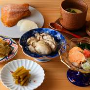 寿司と和食一筋30年以上の料理長が、伊豆近海の鮮魚を中心に、各々の持ち味が輝く握りや肴を披露。新鮮な旬魚介に加え、熟成をかけて旨みを増した天然本マグロの握りなどもあり、多彩な美味を満喫できます。