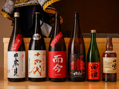 旨い寿司と旬の肴に綺麗に寄り添う、日本各地の名酒が揃う