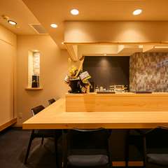 ふらりと訪れ、旨い酒肴と握りを自分のペースで楽しむ格好の舞台