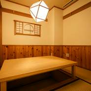 落ち着いた風情の個室が2部屋あり、各々2～4名様に対応。間仕切り調整で最大8名様までが一緒にくつろげ、6名様以上で個室空間の貸切も可能です。「個室使用料なし」の太っ腹さも、この店ならでは！