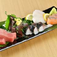 中トロ、水だこ、サーモン、〆鯖など、季節毎の新鮮な魚介類を、豊洲や北海道など信頼できる業者より入荷しています。なんと三点盛なのに常にプラス2点サービスといううれしいサービス。とってもお得な一皿です。