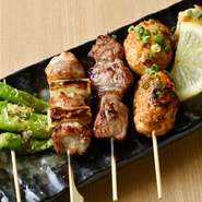 北海道名物の「炉端焼き」。魚介類、野菜、肉など、さまざまな食材のおいしさを堪能できます。バラエティに富んだ味わいが人気で、サーロイン串、ガツ串、焼きイカにナスなど、どれも見逃せないおいしさ。