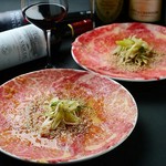 牛炙名物、新感覚ユッケ。低温調理で加熱処理、ユッケ感覚で焼かずに堪能『レアロゼ各種』