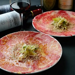 牛炙名物、新感覚ユッケ。低温調理で加熱処理、ユッケ感覚で焼かずに堪能『レアロゼ各種』