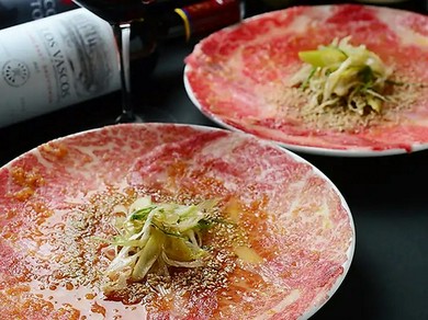 牛炙名物、新感覚ユッケ。低温調理で加熱処理、ユッケ感覚で焼かずに堪能『レアロゼ各種』