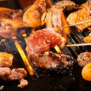 京都美山町の地鶏焼肉やジビエ料理が自慢！
薪焼料理に利用する薪も、京都府北部から取り寄せています。