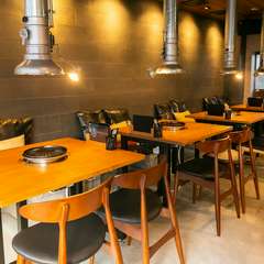 友人と和やかにお肉＆お酒を楽しめるテーブル席