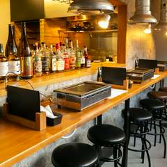 薪火が見える落ち着いたカウンター席