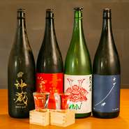 全国各地の日本酒を味わえることも【カラスマロック】の楽しみ方の一つ。日本酒の豊かな味わいが、薪料理のスモーキーな美味しさを一層引き立てます。お料理に合わせて飲み比べを楽しんで。