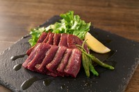 京都美山で獲れた鹿肉を薪火にて香り豊かに仕上げました。繊細な火加減でレアに焼き上げたお肉は柔らかな食感。クセのない赤身肉は、初めてジビエを召し上がる方にもオススメです。