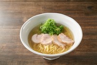 地鶏の鶏ガラを100％使用した【カラスマロック】ならではの一杯。鶏の旨味を感じる優しいテイストのため、この一杯を目当てに足を運ぶゲストもいるという、〆としてもオススメの人気商品です。