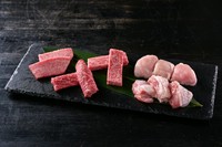 黒毛和牛と匠京地鶏「極み」焼肉盛り合わせ　〈2人前〉