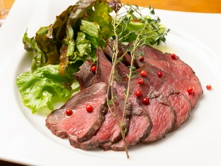 柔らかく香り豊かな『美山産　鹿の薪ロースト』