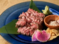 日本三大和牛の一角としても知られる「近江牛」を使用。しっかりとした旨みを持つ赤身肉、絶妙なサシ…。和牛らしい味わいを楽しめるサーロインステーキです。