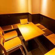 2名から利用が可能な半個室席は、デートや各種お集まりにオススメです。落ち着きのある洗練された空間で周りを気にすることなく、ゆったりと過ごせます。