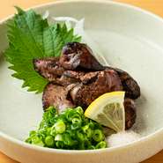 養鶏所直送の新鮮な脂肝を使用
もも焼き、ソリレスとともに長きにわたりぼんぞ三名物の一つ「肝レア塩焼き」の進化版