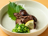 養鶏所直送の新鮮な脂肝を使用
もも焼き、ソリレスとともに長きにわたりぼんぞ三名物の一つ「肝レア塩焼き」の進化版