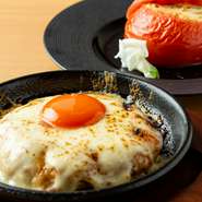 創業から16年、食感、味、タレ…全てにこだわり作り上げた自慢のつくねをぜひ。一度食べればやみつきになる逸品です。《トマトつくね》トマトの中につくねを入れチーズを乗せ、オーブンで焼き上げた一品。見た目もオシャレで写真映えもバッチリです。《チーズ月見つくね》人気の月見つくねにチーズをプラス。まろやかで濃厚な味わいに虜になること間違いなし。