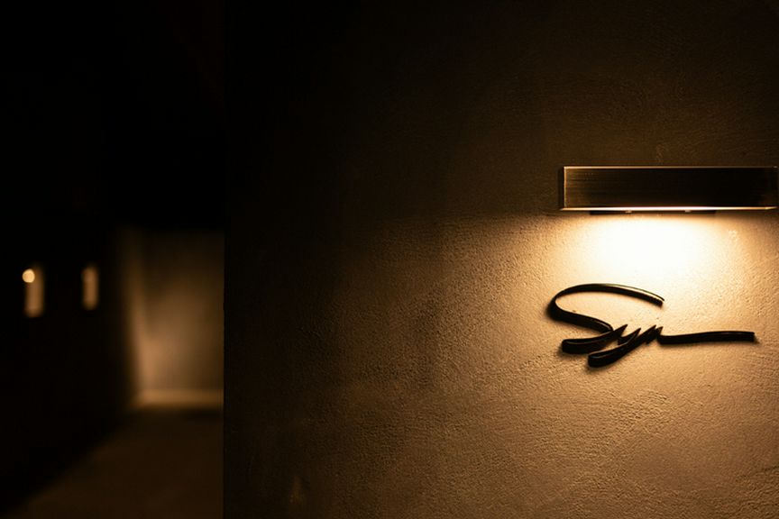 さりげない街の一角、という意外性が期待を高める「食の旅」