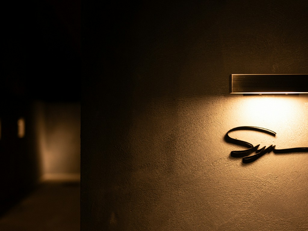 さりげない街の一角、という意外性が期待を高める「食の旅」