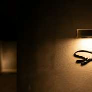 福岡市民の憩いの場、大濠公園の南に位置する閑静な住宅街。そんなマンションの一角に、シックな照明に照らされた「Syn」の文字。シェフの出迎えを受け、専用エレベーターで「食の旅」が始まります。