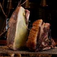 牛肉なら、愛媛県のゆうぼくの里に依頼し、【フェーヴィケン】で学んだバターを塗ってエイジングする独自の手法「バターエイジング」をするなど、生産者とともに食材の段階から仕立てを考えています。