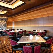 九州の恵みたっぷりの料理に舌鼓を打ちながら、洗練された空間で贅沢なひとときを楽しむことができます。気の利いたサービスが心地よく、リラックスした雰囲気の中で会話も弾むことでしょう。