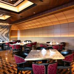 厳選された味わいに酔いしれる。大人な2人のための空間