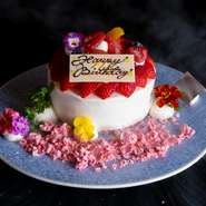 九州産厳選サーロインステーキやイセエビ、あわびといった食材を一度に楽しめる贅沢なコース。当日つくりあげるパティシエ特製のホールケーキも登場し、特別なひとときを締めくくります。