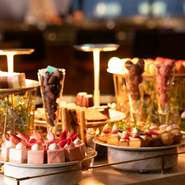 専属のパティシエが毎日丁寧につくりあげたデザートは、常時20種類用意されています。食材にもこだわり、厳選した素材を使用。生クリームは直前に泡立てるなど、細部に至るまで丁寧に手がけられています。