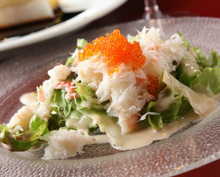 長年愛され続けている味わい『ずわい蟹と蟹味噌ソースのサラダ』