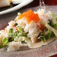 新鮮な野菜とずわい蟹の身をたっぷり使った贅沢な前菜。特製の蟹味噌ソースは、40年以上前に社長が考案したオリジナルレシピです。豊かな風味と濃厚な味わいが口いっぱいに広がり、至福のひとときを堪能できます。