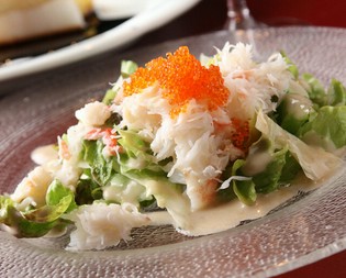 長年愛され続けている味わい『ずわい蟹と蟹味噌ソースのサラダ』