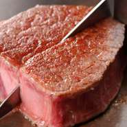 厳選された「佐賀牛」は、美しいサシが特徴。シェフが肉の状態や鉄板の温度を感じながら丁寧に焼き上げているため、柔らかな食感とジューシーな味わいを堪能できる点もポイントです。