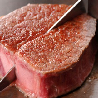 職人技が生みだす鉄板焼きならではの食感が魅力「佐賀牛」