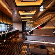 高級感あふれる店内でいただけるのは、ライブ感ある鉄板焼きと手づくりスイーツ。明るいスタッフの丁寧なおもてなしも、訪れる人々の心をあたためます。特別な時間を過ごしたい方に最適なレストランです。