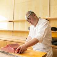 同じ素材でも握り寿司にしたり、つまみにしたりと使い分けています。魚のアラを使ってだしを取り、汁物に活用することも。フードロス削減に取り組む姿勢で、おいしさとサステナビリティを両立させています。
