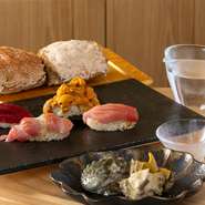 ランチ・ディナーともに「おまかせ」のコースを提供します。ゲストの好みに合わせて握りやつまみなどを一品ずついただけます。（品数は25品ほど）

ランチ：5,500円（税込）
ディナー：13,200（税込）