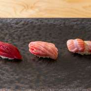 東京・豊洲市場から直送された旬の鮪。季節によって異なる産地から選び抜かれた鮮魚は、夏場はさっぱりとした味わい、冬場は脂がのって濃厚な味わいです。（ある日のコースの一品）